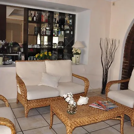 Hotel De La 3*
