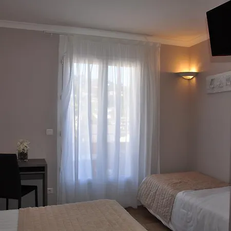 Hotel De La 3*